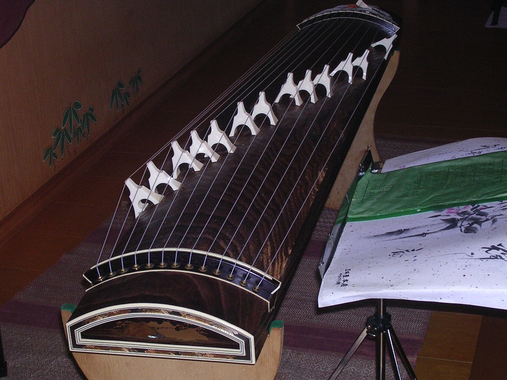 Strumento musicale a 13 corde chiamato KOTO